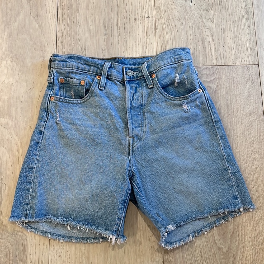 Levi’s 501 Button Fly Frayed Denim Shorts in Size 25 - Picture 2 of 12